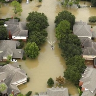 Figuur 2. Ondergelopen villawijk na het spuien van het Addicks reservoir. De foto is genomen op 30 augustus. Foto Brett Coomer, Houston Chronicle via AP.
