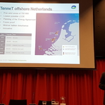 ALan Croes (Tennet) geeft de opbouw van hoogspanningverbindingen aan voor eilanden met windparken.